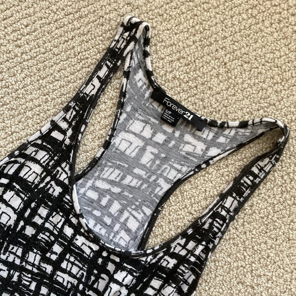 Forever 21 Black White Graphic Tank Top Small Abstract Blouse Stretchy Soft EUC - Picture 2 of 7